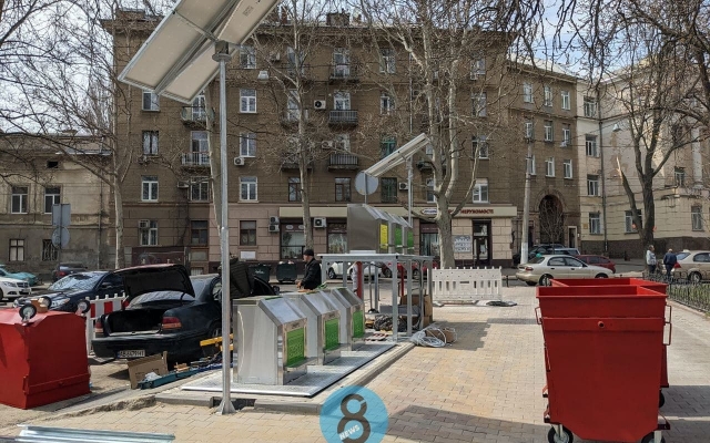 Одесские коммунальщики устанавливают умные мусорные баки Фото № 0 Одесские коммунальщики устанавливают умные мусорные баки Фото № 0