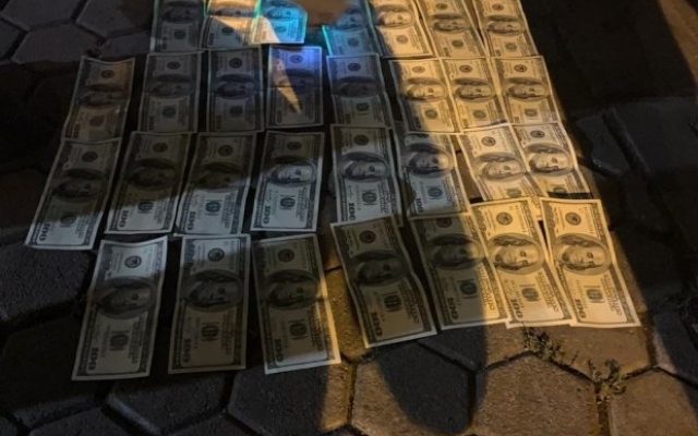 Полицейские погорели на взятке в 5 000 долларов Фото № 0 Полицейские погорели на взятке в 5 000 долларов Фото № 0