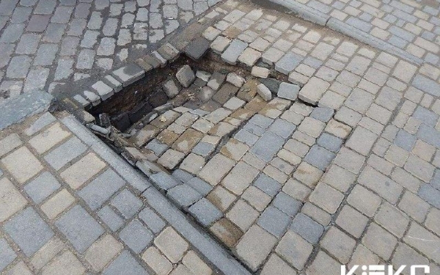 В Одессе провалилась тротуарная плитка Фото № 3 В Одессе провалилась тротуарная плитка Фото № 3