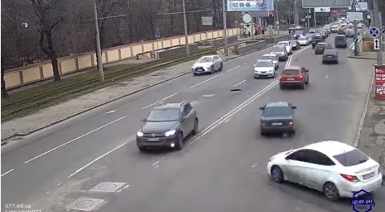 Появилось видео появления провала на Люстдорфской дороге Фото № 0 Появилось видео появления провала на Люстдорфской дороге Фото № 0