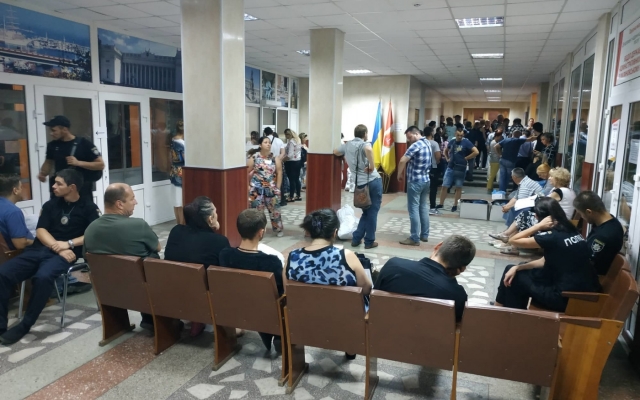 Ночью в избирательной комиссии 134 округа кипели страсти (ФОТО, ВИДЕО) Фото № 3 Ночью в избирательной комиссии 134 округа кипели страсти (ФОТО, ВИДЕО) Фото № 3