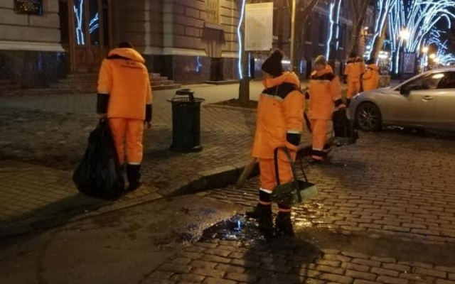 Бал окончен: в первое утро нового года коммунальщики убирали улицы Фото № 2 Бал окончен: в первое утро нового года коммунальщики убирали улицы Фото № 2