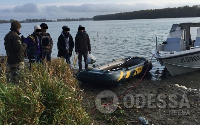 С помощью украинца три нелегала пакистанца на надувной лодке пытались проникнуть в Румынию Фото № 2 С помощью украинца три нелегала пакистанца на надувной лодке пытались проникнуть в Румынию Фото № 2