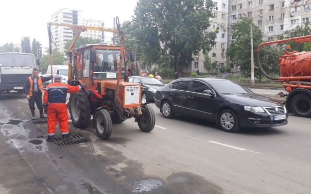 Коммунальщики продолжают приводить Одессу в порядок после подтопления Фото № 2 Коммунальщики продолжают приводить Одессу в порядок после подтопления Фото № 2