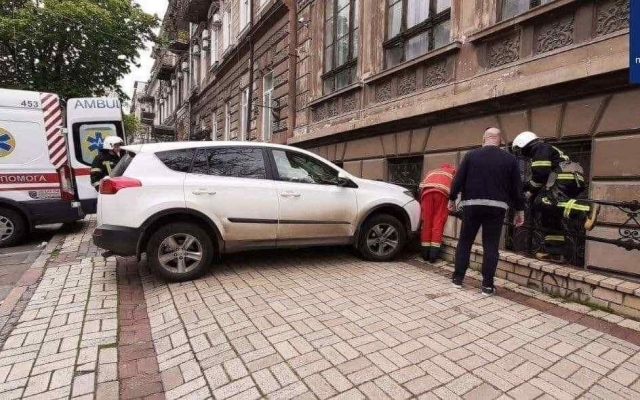 В Одессе водительница при парковке сбила парковщика Фото № 0 В Одессе водительница при парковке сбила парковщика Фото № 0