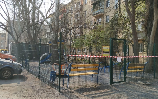 В Одессе начали закрывать детские и спортивные площадки Фото № 5 В Одессе начали закрывать детские и спортивные площадки Фото № 5