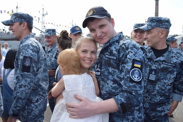 Задержанные в Керченском проливе моряки прибыли в Одессу Фото № 4 Задержанные в Керченском проливе моряки прибыли в Одессу Фото № 4