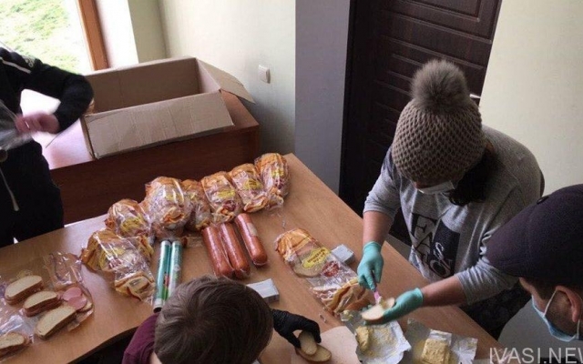 В Одессе раздают продукты бездомным Фото № 0 В Одессе раздают продукты бездомным Фото № 0