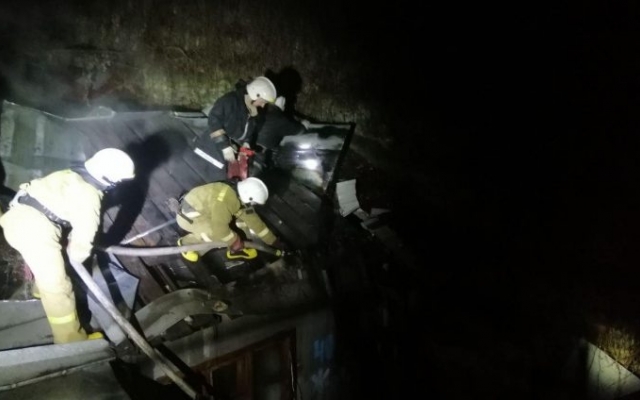 На спуске Маринеско тушили горящий дом Фото № 0 На спуске Маринеско тушили горящий дом Фото № 0