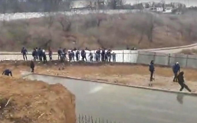 Активисты снова сломали забор на строительной площадке Фото № 0 Активисты снова сломали забор на строительной площадке Фото № 0