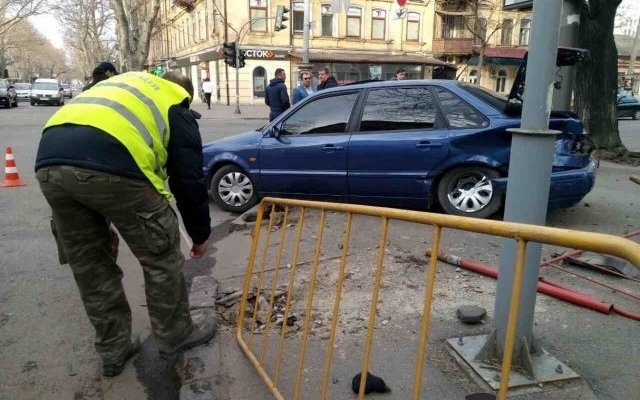 В центре города автомобиль вылетел на тротуар, есть пострадавшие Фото № 5 В центре города автомобиль вылетел на тротуар, есть пострадавшие Фото № 5