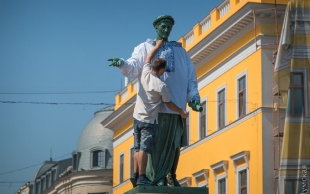 На Дюка примерили национальный наряд Фото № 7 На Дюка примерили национальный наряд Фото № 7