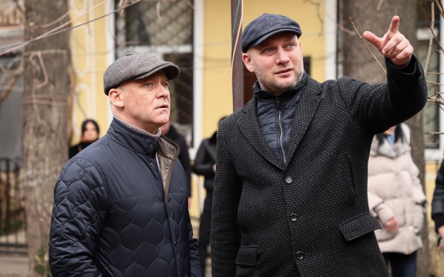 Геннадий Труханов встретился с жильцами дома, пострадавшего от рухнувшего дерева Фото № 2 Геннадий Труханов встретился с жильцами дома, пострадавшего от рухнувшего дерева Фото № 2