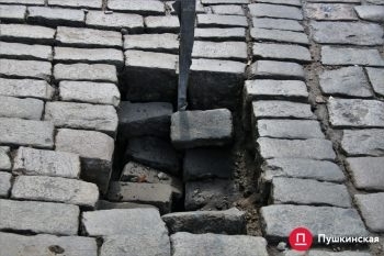 В Одессе на дороге провалилась брусчатка Фото № 2 В Одессе на дороге провалилась брусчатка Фото № 2