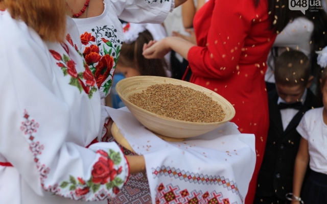 Как в Одессе проходили школьные линейки Фото № 1 Как в Одессе проходили школьные линейки Фото № 1