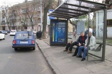 На Таирова на остановке умер одессит Фото № 0 На Таирова на остановке умер одессит Фото № 0