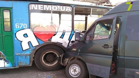В Одессе микроавтобус врезался в троллейбус Фото № 0 В Одессе микроавтобус врезался в троллейбус Фото № 0