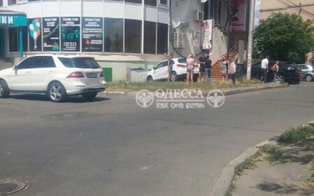 Пострадавшую в аварии доставили в больницу Фото № 1 Пострадавшую в аварии доставили в больницу Фото № 1