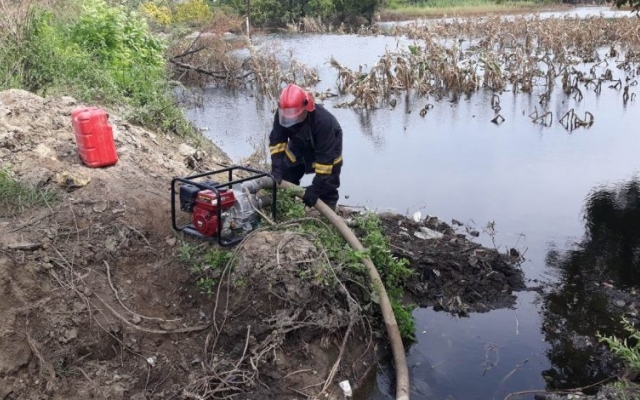 Спасатели откачали воду из затопленного оврага Фото № 0 Спасатели откачали воду из затопленного оврага Фото № 0