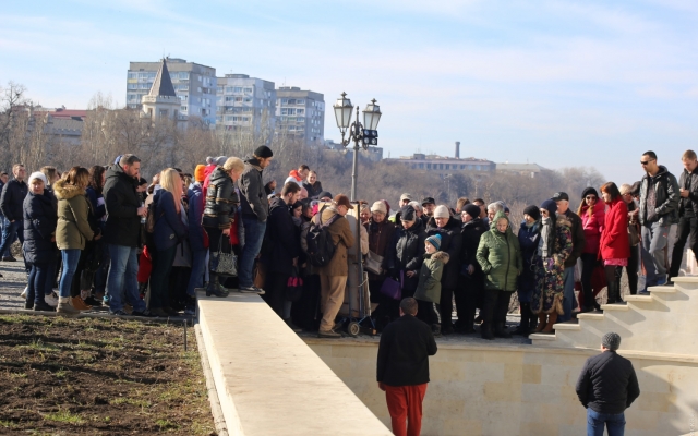 Одесситы растащили бесплатные картины еще до начала выставки Фото № 3 Одесситы растащили бесплатные картины еще до начала выставки Фото № 3