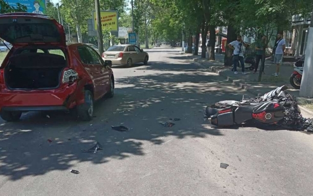 На Адмиральском проспекте столкнулись легковой автомобиль и мотоцикл Фото № 0 На Адмиральском проспекте столкнулись легковой автомобиль и мотоцикл Фото № 0