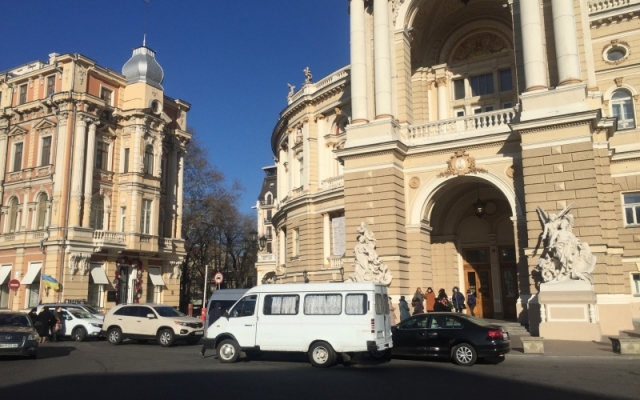 Возле Оперного театра положат новую плитку Фото № 0 Возле Оперного театра положат новую плитку Фото № 0