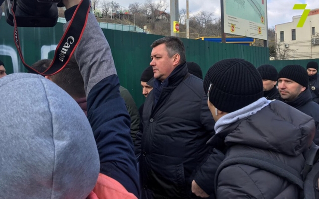 Активисты в очередной раз снесли забор на месте скандальной стройки Фото № 3 Активисты в очередной раз снесли забор на месте скандальной стройки Фото № 3