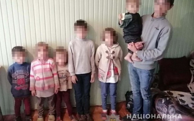 В Суворовском районе обнаружили голодных детей и без теплой одежды Фото № 0 В Суворовском районе обнаружили голодных детей и без теплой одежды Фото № 0