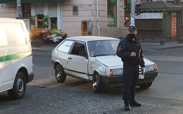 На перекрестке в центре случилось ДТП Фото № 1 На перекрестке в центре случилось ДТП Фото № 1