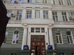Возле больницы в центре Одессы полдня лежит мужчина без признаков жизни Фото № 0 Возле больницы в центре Одессы полдня лежит мужчина без признаков жизни Фото № 0