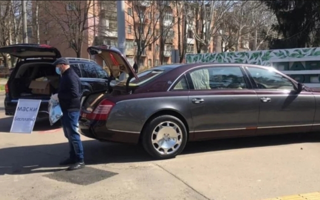 В Одессе бесплатные маски раздавали из Майбаха и Мерседеса Фото № 1 В Одессе бесплатные маски раздавали из Майбаха и Мерседеса Фото № 1