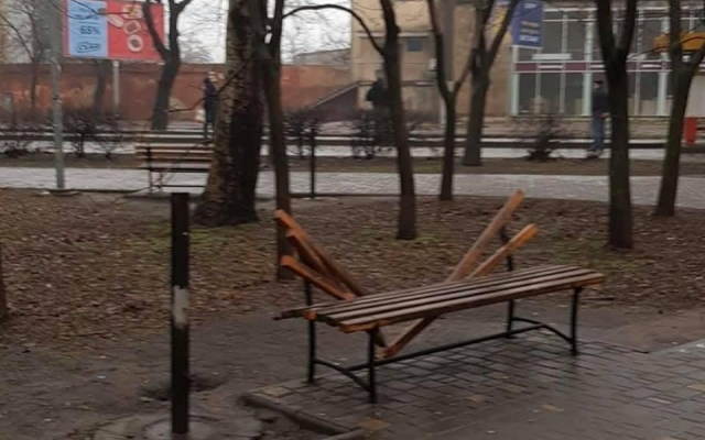 Вандалы поломали скамейки в одном из одесских скверов Фото № 1 Вандалы поломали скамейки в одном из одесских скверов Фото № 1