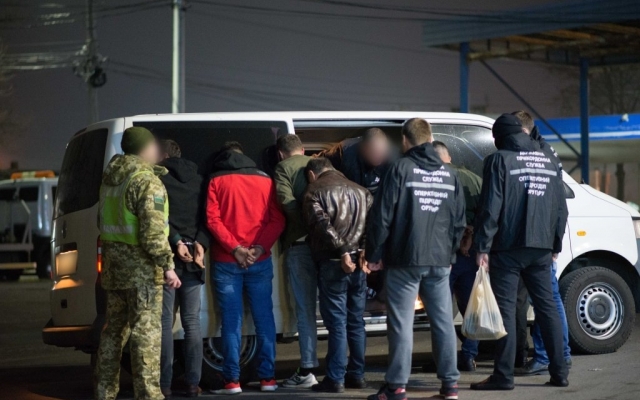 В Одессе отправили под арест организатора нелегального канала миграции Фото № 0 В Одессе отправили под арест организатора нелегального канала миграции Фото № 0