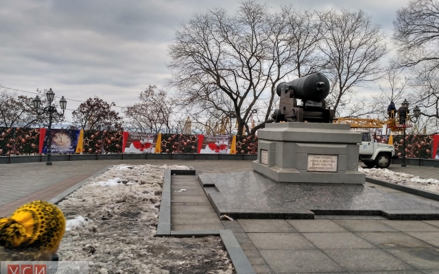На Думской площади демонтировали главную елку Одессы Фото № 2 На Думской площади демонтировали главную елку Одессы Фото № 2