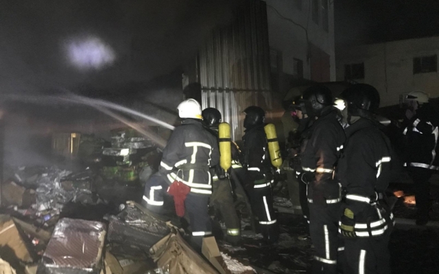 Пожарные тушили склад, где хранились бочки со спиртом Фото № 2 Пожарные тушили склад, где хранились бочки со спиртом Фото № 2