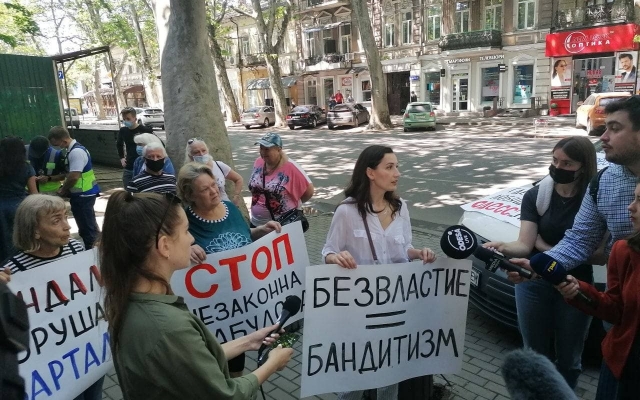 Доведенные до отчаяния одесситы митингуют против строительных работ рядом с их домом Фото № 0 Доведенные до отчаяния одесситы митингуют против строительных работ рядом с их домом Фото № 0