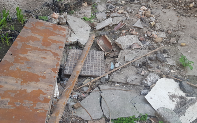 В одном из дворов по Итальянскому бульвару не убрали грязь после ремонта (ФОТО) Фото № 2 В одном из дворов по Итальянскому бульвару не убрали грязь после ремонта (ФОТО) Фото № 2