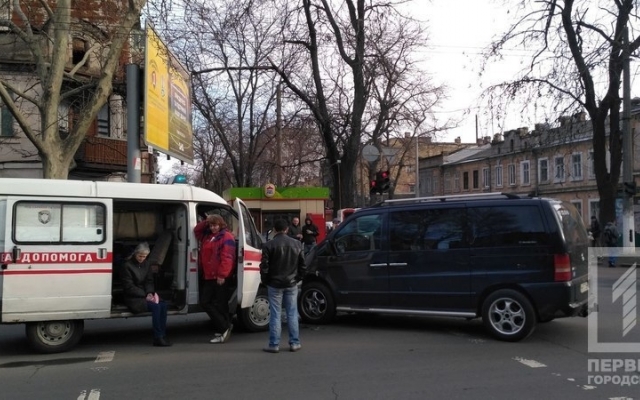 В Одессе автомобиль влетел в машину скорой помощи Фото № 0 В Одессе автомобиль влетел в машину скорой помощи Фото № 0