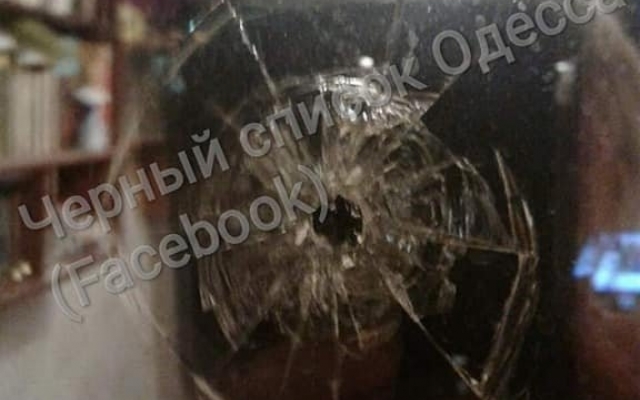 В Одессе неизвестный стреляет по окнам жилого дома Фото № 1 В Одессе неизвестный стреляет по окнам жилого дома Фото № 1