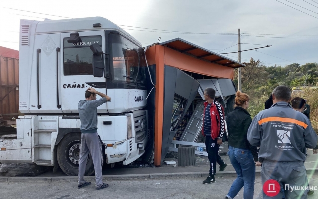 В Одессе фура въехала в магазин – МАФ практически разрушен, трамваи не ходят Фото № 0 В Одессе фура въехала в магазин – МАФ практически разрушен, трамваи не ходят Фото № 0
