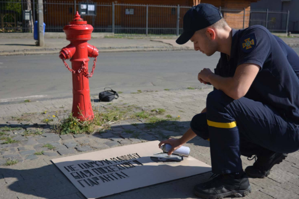 Не паркуйтесь на пожарных гидрантах: спасатели будут ловить автохамов Фото № 0 Не паркуйтесь на пожарных гидрантах: спасатели будут ловить автохамов Фото № 0
