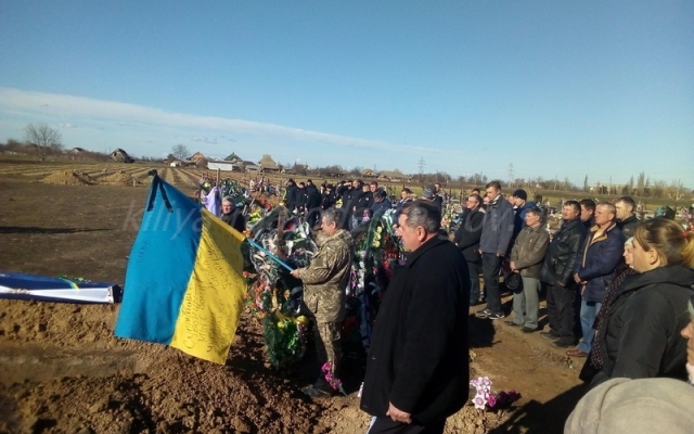 В Одесской области попрощались с героем, погибшим на Донбассе ФОТОрепортаж Фото № 7 В Одесской области попрощались с героем, погибшим на Донбассе ФОТОрепортаж Фото № 7