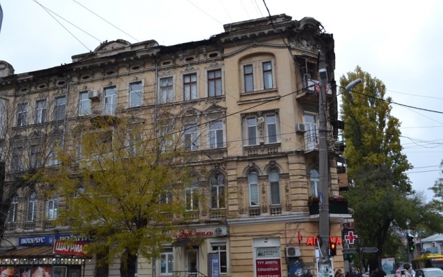 В центре Одессы с исторического здания рухнул карниз, едва не травмировав прохожего Фото № 0 В центре Одессы с исторического здания рухнул карниз, едва не травмировав прохожего Фото № 0