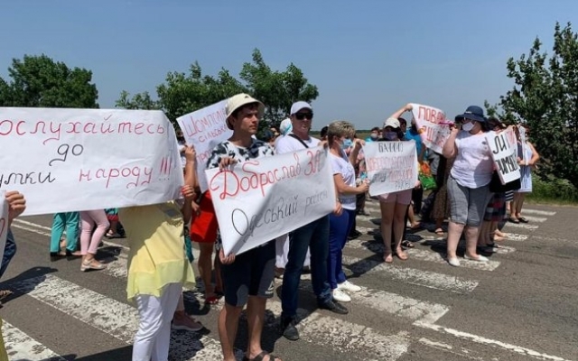 Жители Доброслава заблокировали дорогу Фото № 5 Жители Доброслава заблокировали дорогу Фото № 5
