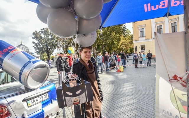 Студенты бросались яйцами возле памятника Дюку Фото № 10 Студенты бросались яйцами возле памятника Дюку Фото № 10