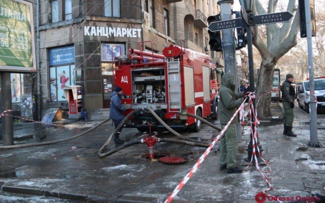 Пожарные тушат очаги тления в сгоревшем здании Фото № 3 Пожарные тушат очаги тления в сгоревшем здании Фото № 3