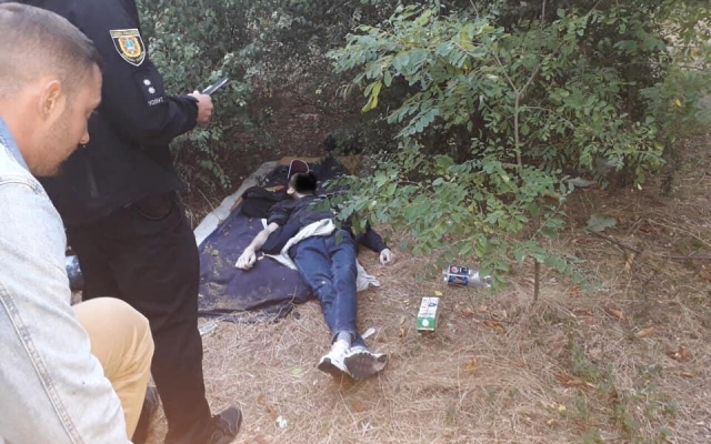 В Черноморске возле детского сада нашли бездыханное тело мужчины (ФОТО) Фото № 0 В Черноморске возле детского сада нашли бездыханное тело мужчины (ФОТО) Фото № 0