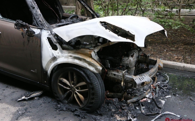 В Одессе ночью взорвался автомобиль Фото № 2 В Одессе ночью взорвался автомобиль Фото № 2