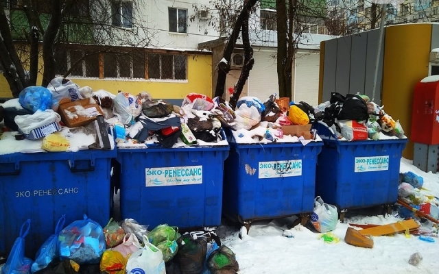 Неубранный в Одессе снег не позволяет вывезти мусор Фото № 3 Неубранный в Одессе снег не позволяет вывезти мусор Фото № 3