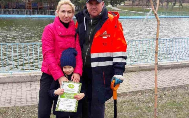 В парке Победа одесситы посадили сегодня 110 деревьев Фото № 6 В парке Победа одесситы посадили сегодня 110 деревьев Фото № 6